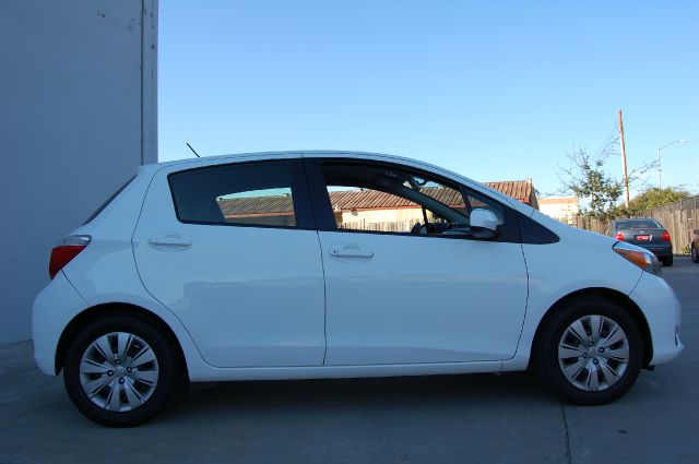 Toyota Yaris 2012 photo 3