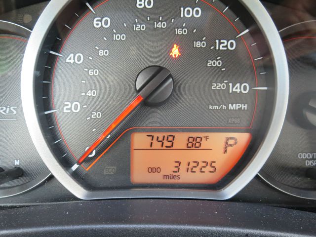 Toyota Yaris 2013 photo 1