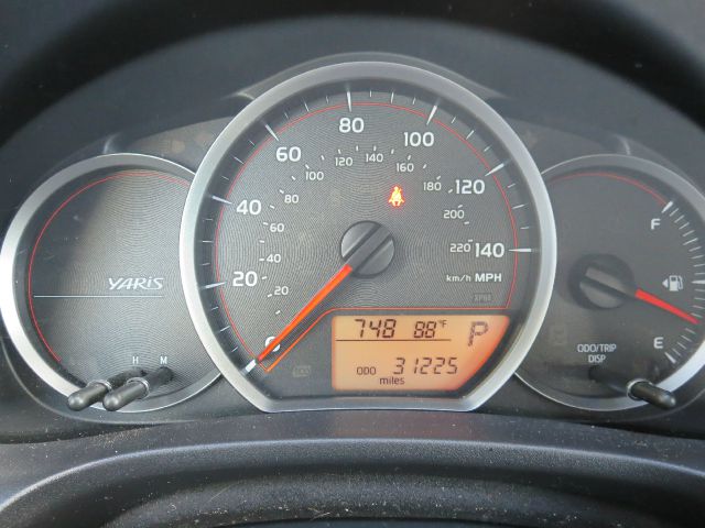 Toyota Yaris 2013 photo 2