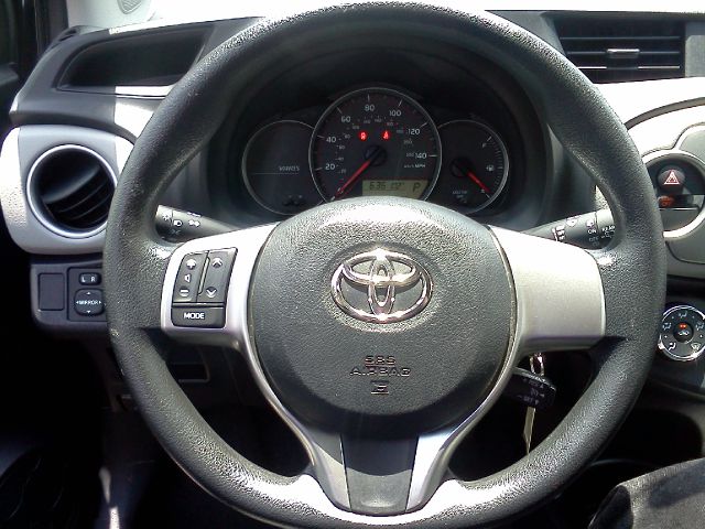 Toyota Yaris 2013 photo 2