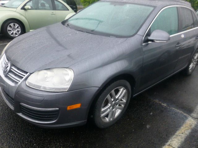 Volkswagen Jetta Crewmax-short-limited-sunroof-6 CD Jbl-newer Tires Sedan