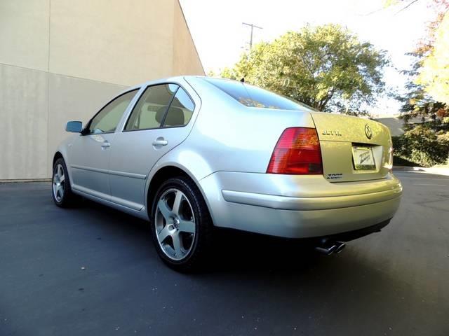 Volkswagen Jetta I-4 Manual Sedan