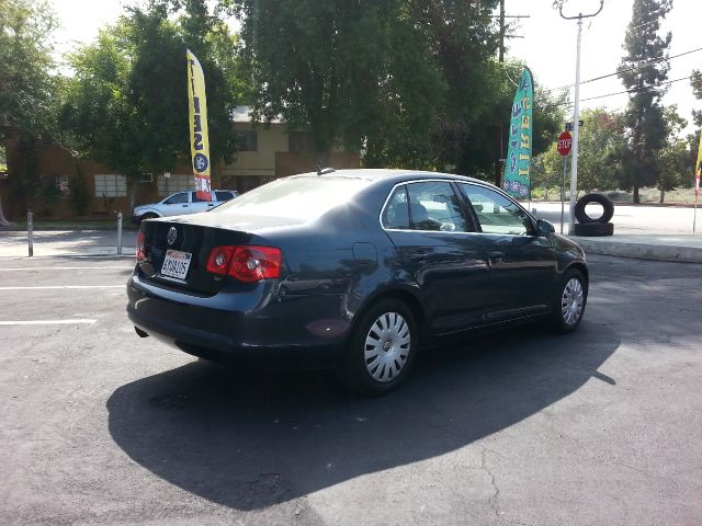 Volkswagen Jetta Reg Cab 135.5 WB 4WD DRW Sedan