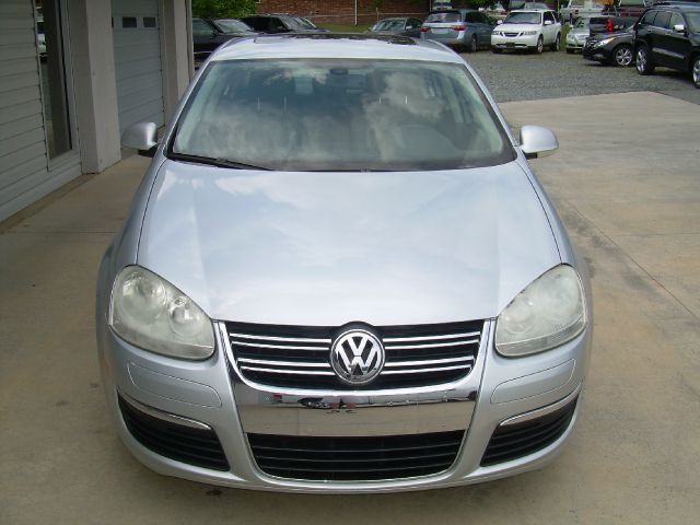 Volkswagen Jetta Reg Cab 135.5 WB 4WD DRW Sedan