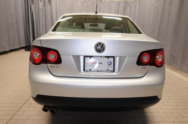 Volkswagen Jetta 2010 photo 2