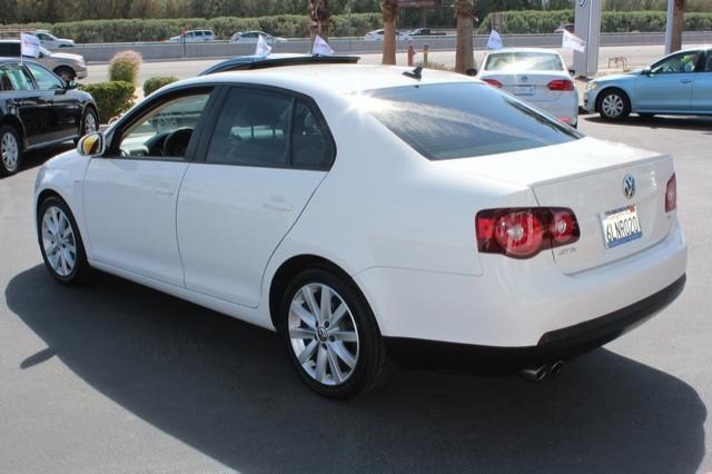 Volkswagen Jetta 2010 photo 2