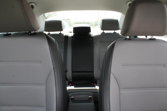 Volkswagen Jetta SE Sedan