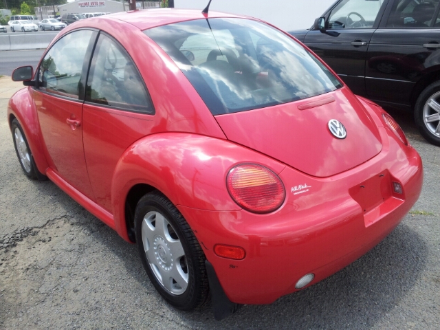 Volkswagen New Beetle Base Coupe