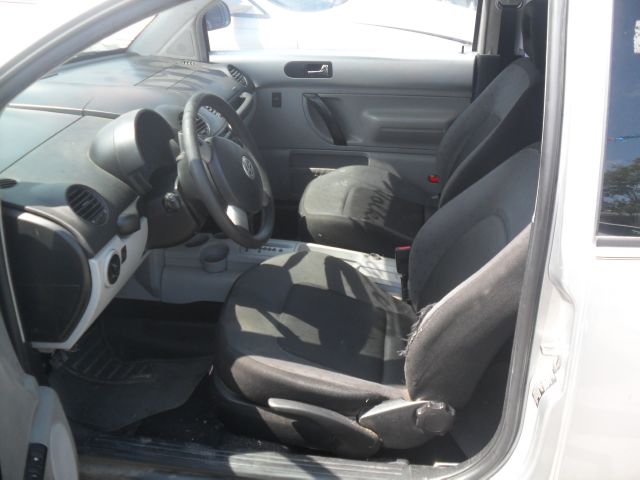 Volkswagen New Beetle Base Coupe