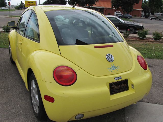 Volkswagen New Beetle Base Coupe