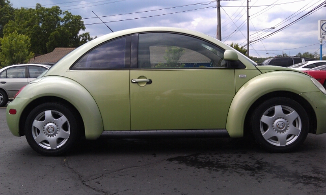 Volkswagen New Beetle 2000 photo 1