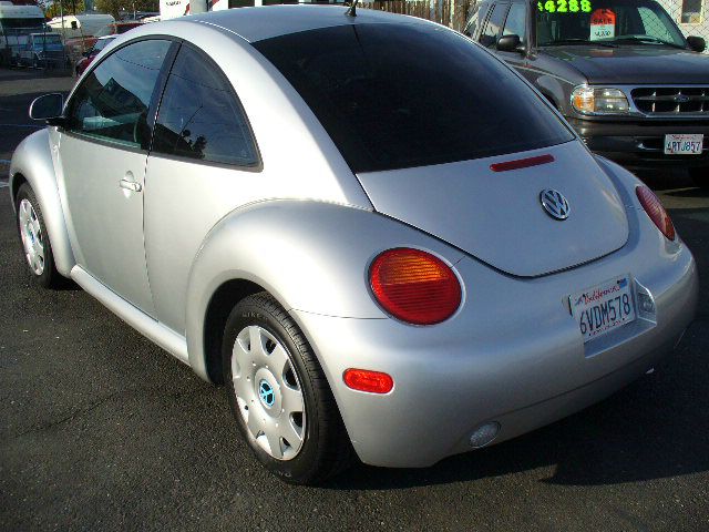 Volkswagen New Beetle 2000 photo 1
