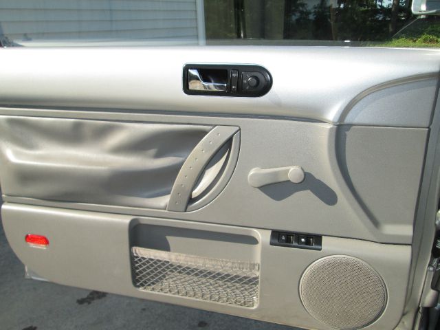 Volkswagen New Beetle 2000 photo 25