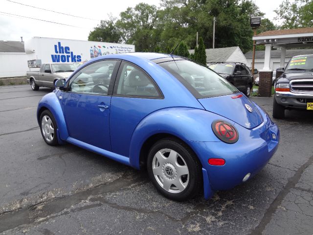 Volkswagen New Beetle 2000 photo 2