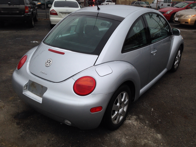 Volkswagen New Beetle SEL Chrome Wheels/front Wheel Drive Hatchback