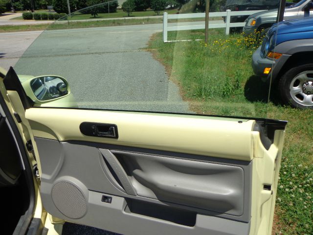 Volkswagen New Beetle 2004 photo 10