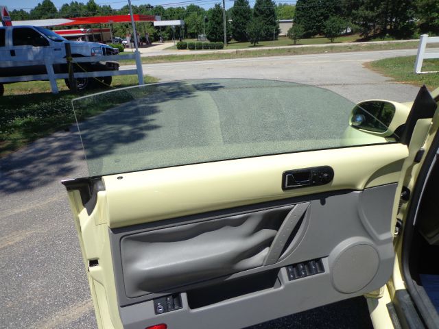 Volkswagen New Beetle 2004 photo 11