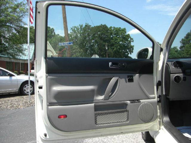 Volkswagen New Beetle 2004 photo 13