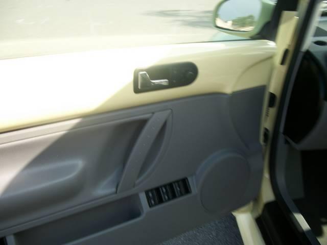 Volkswagen New Beetle 2005 photo 1