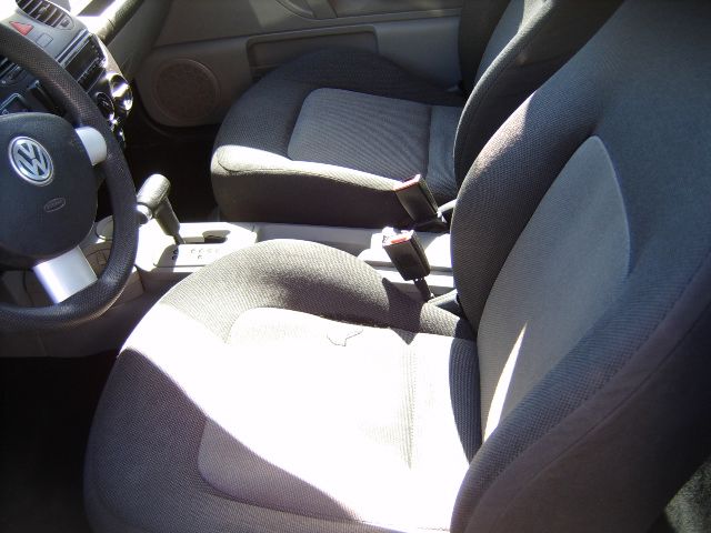 Volkswagen New Beetle 2005 photo 1