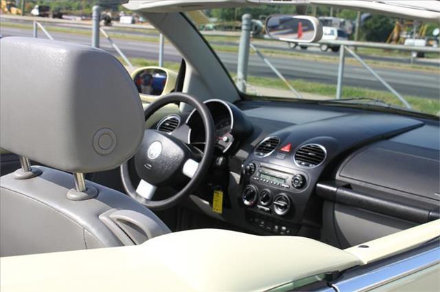 Volkswagen New Beetle 2006 photo 18