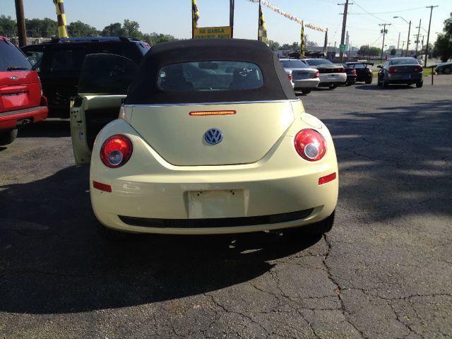 Volkswagen New Beetle 2006 photo 2
