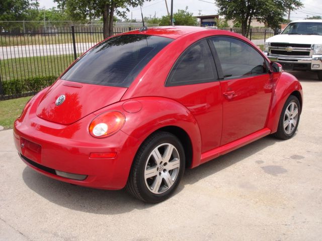 Volkswagen New Beetle 2006 photo 2
