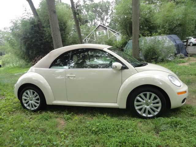 Volkswagen New Beetle 2009 photo 1
