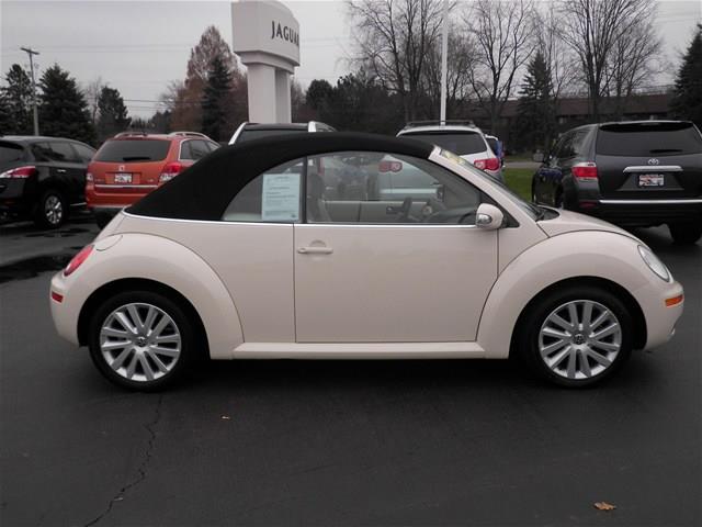 Volkswagen New Beetle 2009 photo 2