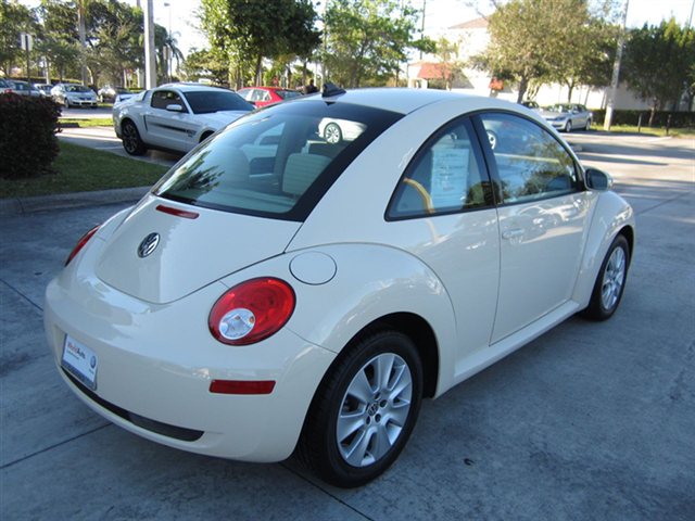 Volkswagen New Beetle 2010 photo 1