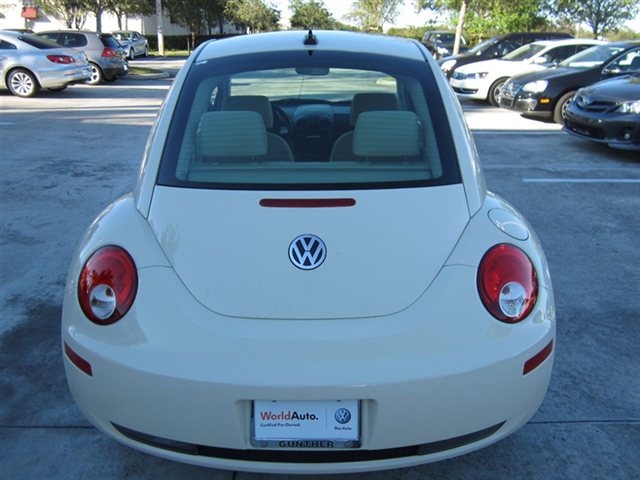 Volkswagen New Beetle 2010 photo 2