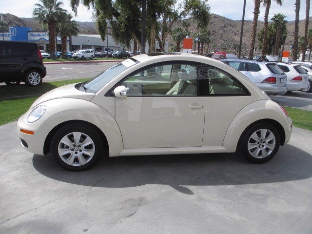 Volkswagen New Beetle 2010 photo 1