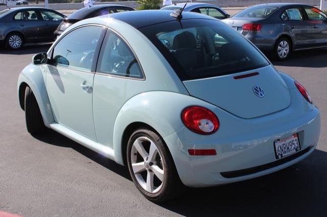 Volkswagen New Beetle 2010 photo 5