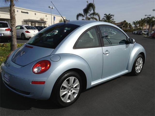 Volkswagen New Beetle 2010 photo 2