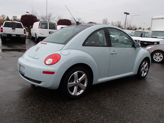 Volkswagen New Beetle 2010 photo 2