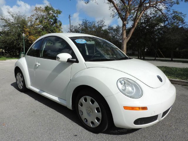 Volkswagen New Beetle 2010 photo 1