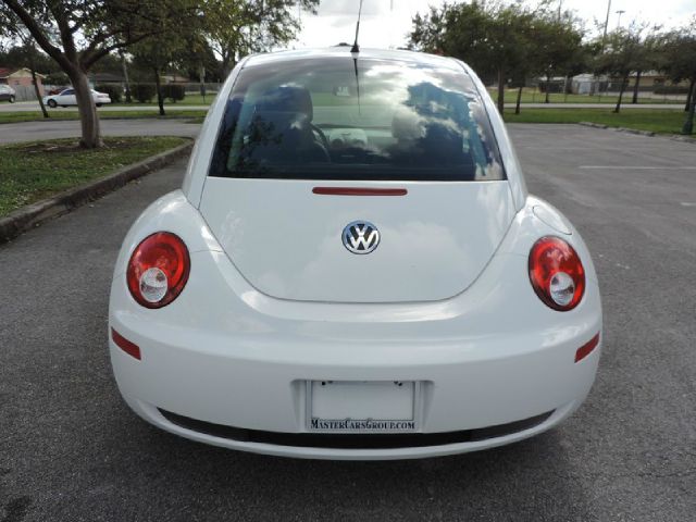 Volkswagen New Beetle 2010 photo 2