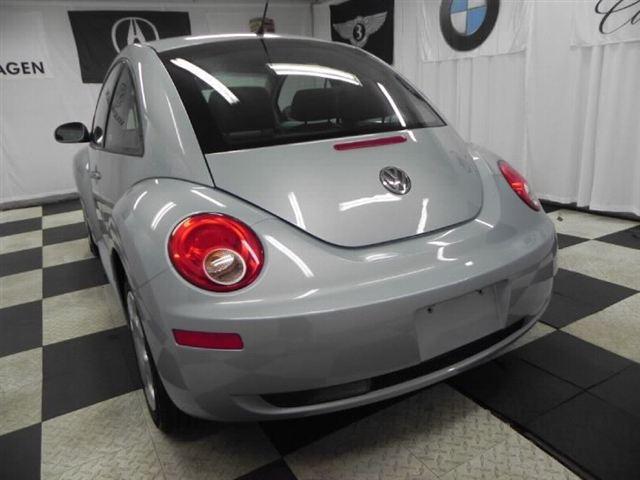 Volkswagen New Beetle 2010 photo 2