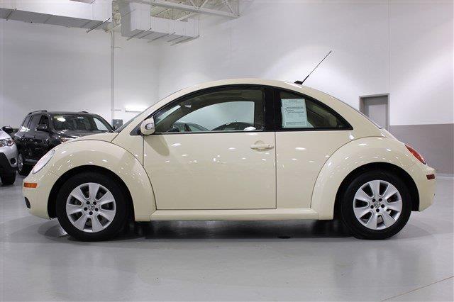 Volkswagen New Beetle 2010 photo 1