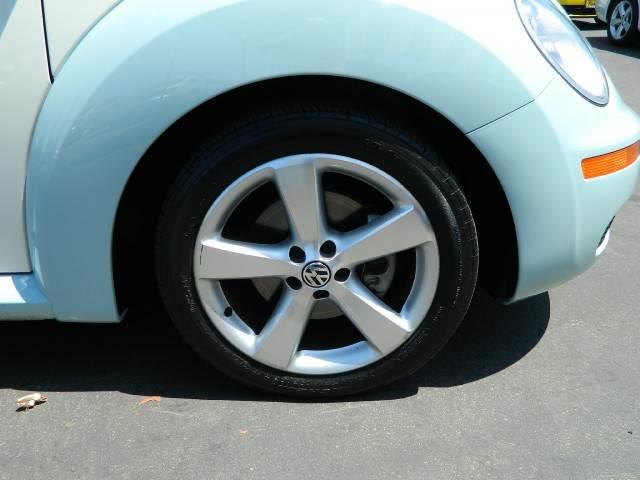 Volkswagen New Beetle 2010 photo 2