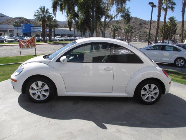 Volkswagen New Beetle 2010 photo 1