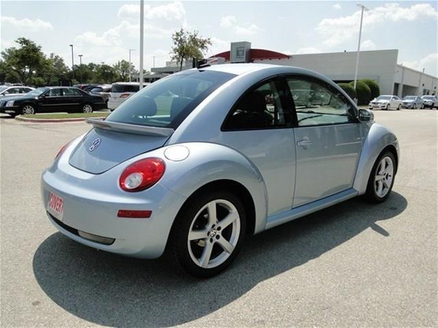 Volkswagen New Beetle 2010 photo 1