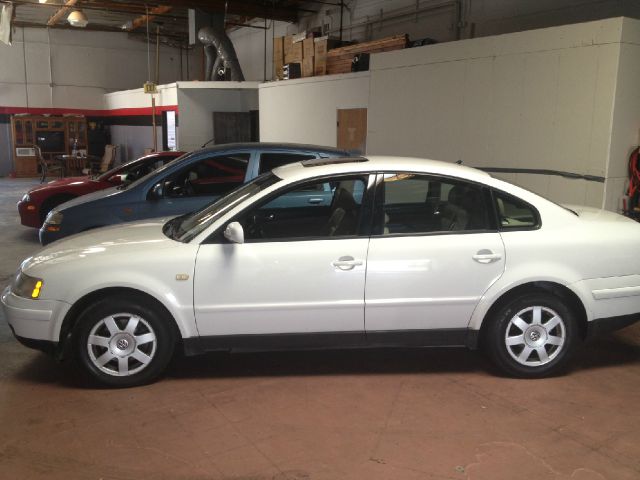 Volkswagen Passat 1999 photo 1