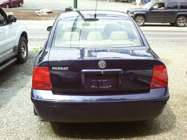 Volkswagen Passat FWD 4dr Sport Sedan