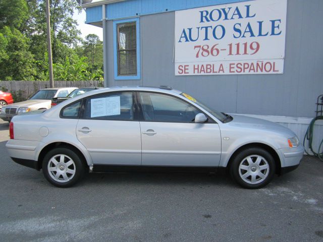 Volkswagen Passat FWD 4dr Sport Sedan