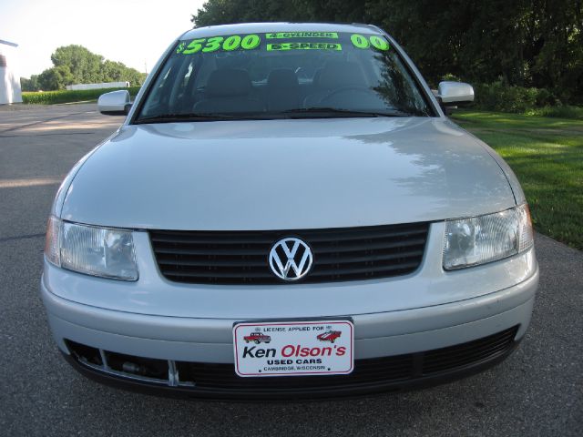 Volkswagen Passat 2000 photo 2