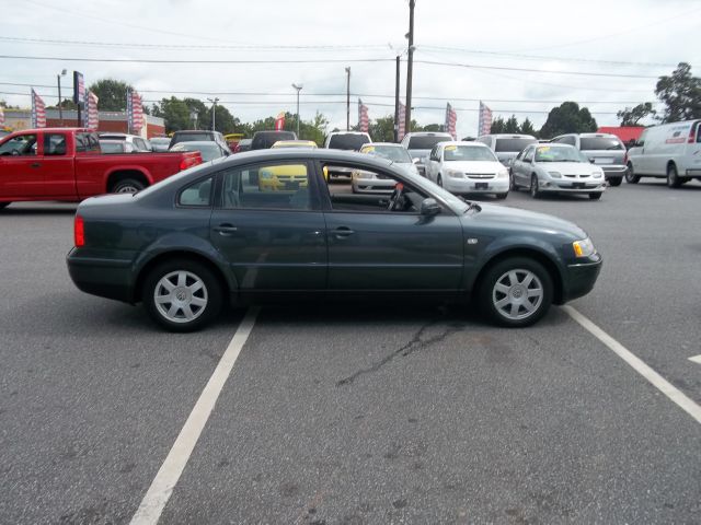 Volkswagen Passat FWD 4dr Sport Sedan