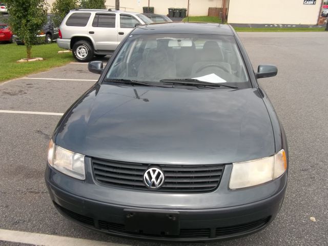 Volkswagen Passat 2000 photo 1