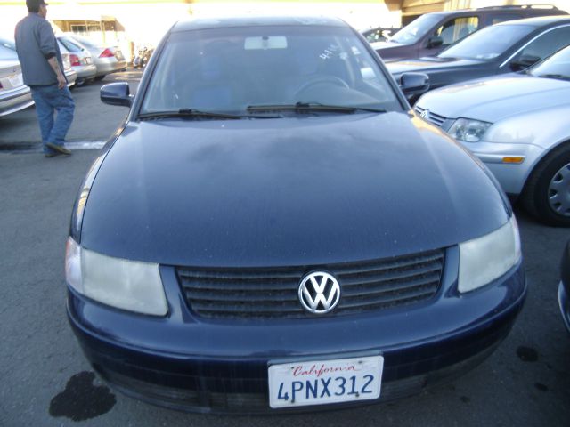 Volkswagen Passat 2000 photo 1