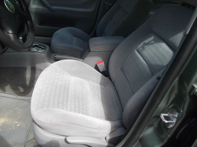 Volkswagen Passat FWD 4dr Sport Sedan